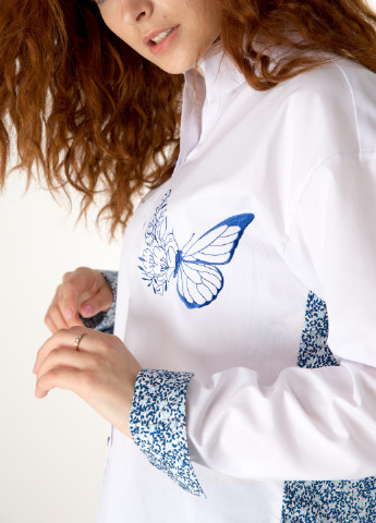 Белая демисезонная классическая блузка оформленная принтованным хлопком и вышивкой: "бабочка-цветок" INNOE Рубашка