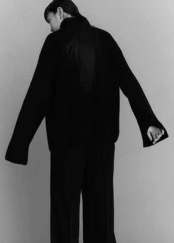 Черный зимний свитер H&M