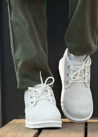 Светло-серые осенние ботинки UGG