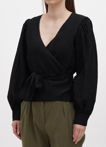 Чорна блуза на запах Moves