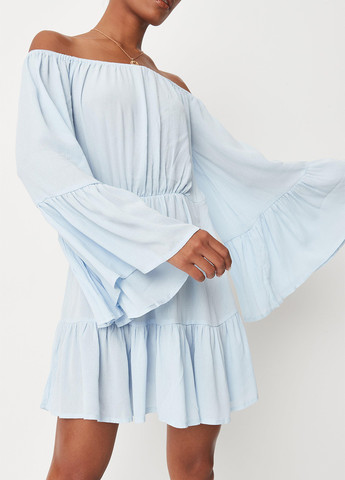 Светло-голубое кэжуал платье с открытыми плечами Missguided однотонное