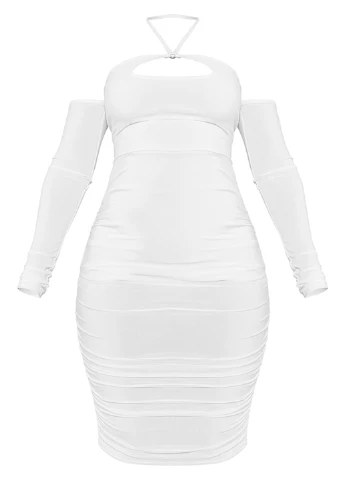 Айвори коктейльное платье с открытыми плечами PrettyLittleThing однотонное