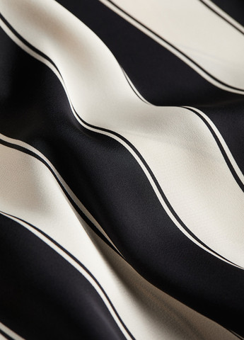 Кремовое кэжуал платье на запах H&M в полоску