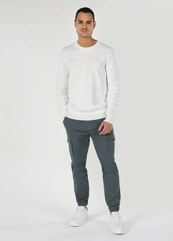 Белый демисезонный свитер джемпер Colin's