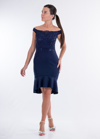 Синее коктейльное платье с открытыми плечами Lipsy однотонное