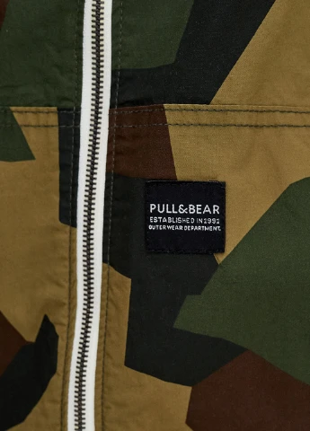 Оливкова (хакі) демісезонна вітровка Pull & Bear