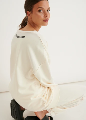 Молочный свитшот NA-KD однотонный вышивка (279789374)