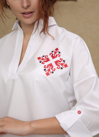 Біла демісезонна блузка вільного крою зі спущеною лінією плеча INNOE Блуза