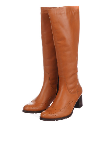 Женские светло-коричневые сапоги Nessi с перфорацией и на среднем каблуке