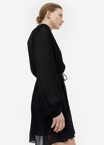 Черное кэжуал платье плиссированное H&M однотонное
