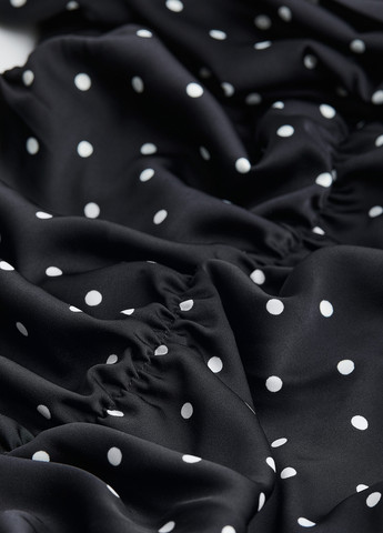 Черно-белое кэжуал, коктейльное платье с открытыми плечами H&M в горошек