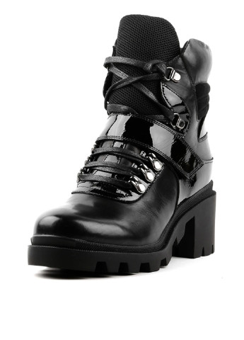 Черные женские ботинки со шнурками на тракторной подошве