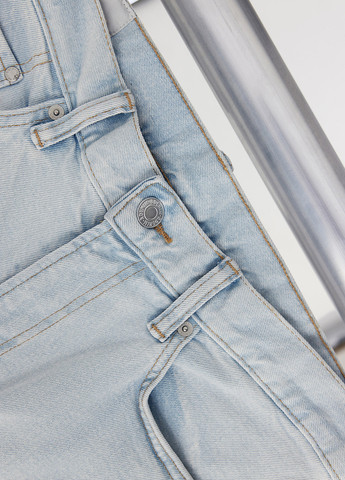 Светло-голубые демисезонные зауженные джинсы H&M