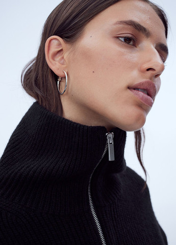 Чорний зимовий светр H&M