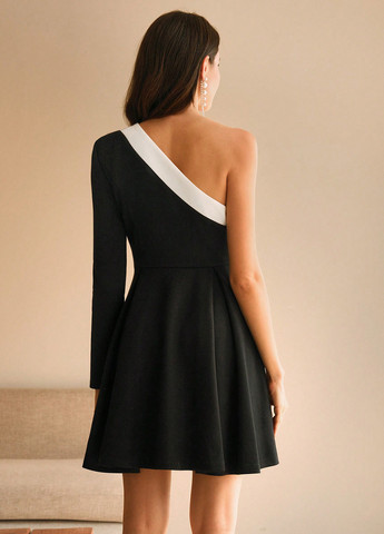 Черное кэжуал платье клеш, на одно плечо SHEIN колор блок