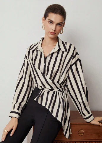 Комбінована блуза на запах SHEIN