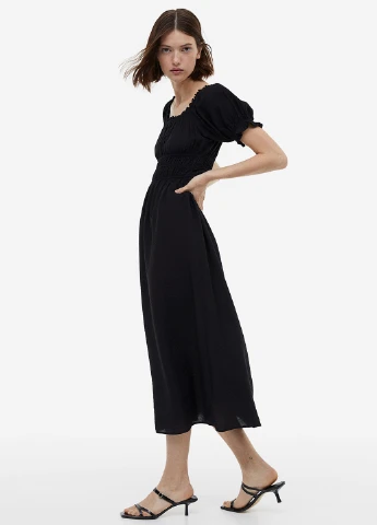 Черное кэжуал платье клеш, с открытыми плечами H&M однотонное