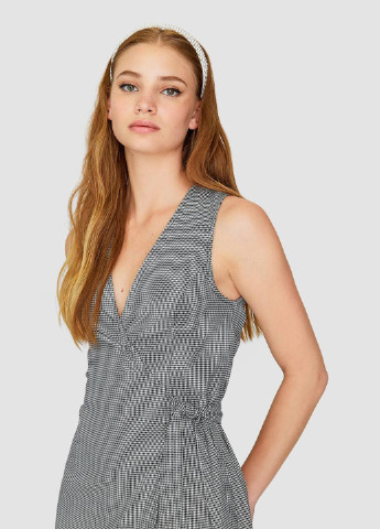 Серое кэжуал платье на запах Stradivarius с узором пье-де-пуль «гусиная лапка»