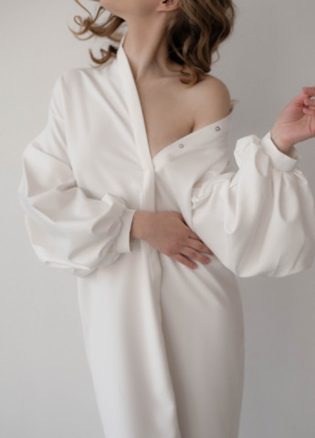 Молочное джинсовое молочное платье-рубашка с рукавами-фонариками и поясом lille Lipinskaya Brand однотонное