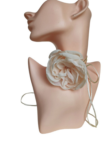 Чокер на шию квітка з трояндою на шнурку пудрового кольору, прикраса на шию Ksenija Vitali (261855924)