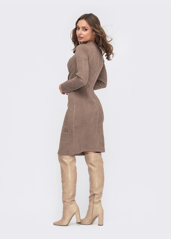 Бежевое короткое замшевое платье с декоративным узлом спереди бежевое Dressa