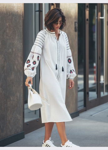 Белое платье-вышиванка белого цвета прямого кроя Dressa