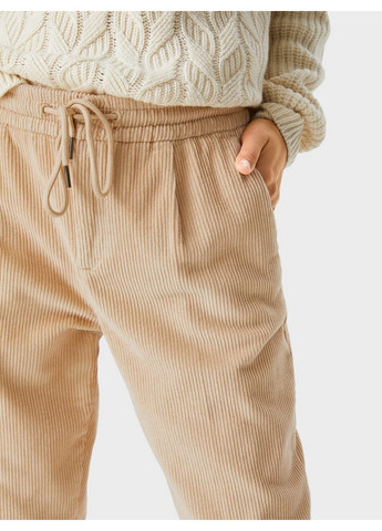 Бежевые классические демисезонные брюки C&A