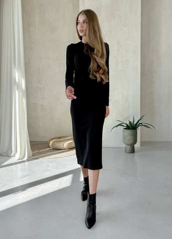 Чорна повсякденний тепла довга сукня в рубчик на флісі чорна шамбері 700001061 сукня-худі, оверсайз, а-силует, сукня-водолазка, футляр, кльош, дзвін, сукня-світшот, поло, сукня светр Merlini однотонна