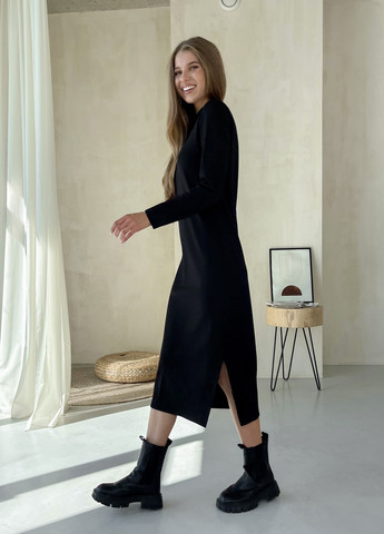 Черное повседневный свободное теплое длинное платье в рубчик на флисе черное 700001081 платье-худи, оверсайз, а-силуэт, платье-водолазка, футляр, клеш, колокол, платье-свитшот, поло, платье-свитер Merlini однотонное