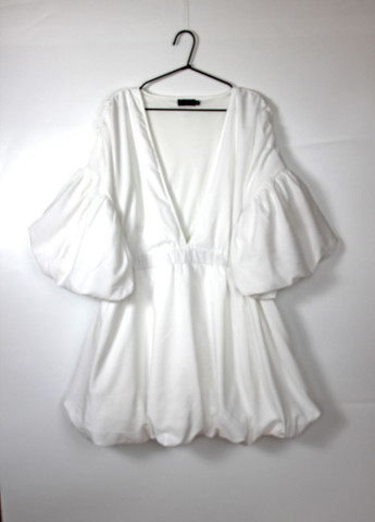 Белое платье PrettyLittleThing