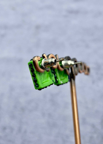 Сережки металеві зелені No Brand (265329725)