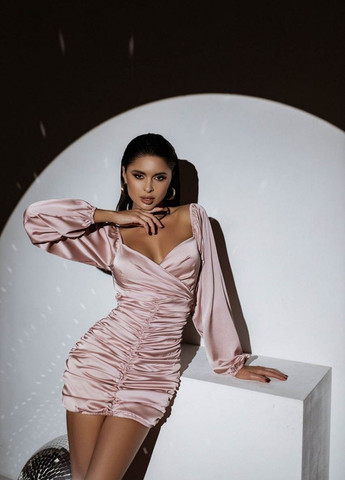 Розовое коктейльное платье футляр First Woman однотонное