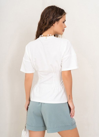 Белоснежная летняя приталенная футболка молочного цвета ISSA PLUS