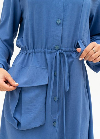 Темно-блакитна сукня-сорочка з накладною кишенею ISSA PLUS (266783197)