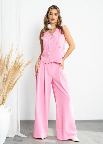 Розовый брючный костюм с оригинальным жилетом ISSA PLUS (266782535)