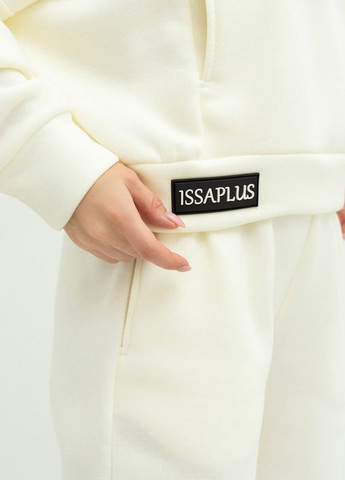 Молочный теплый костюм с нашивкой ISSA PLUS (266344490)