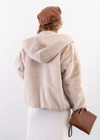 Бежевая зимняя бежевая куртка из искусственного меха с капюшоном ISSA PLUS 13630