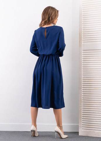 Блакитна повсякденний синя приталена сукня міді довжини ISSA PLUS однотонна