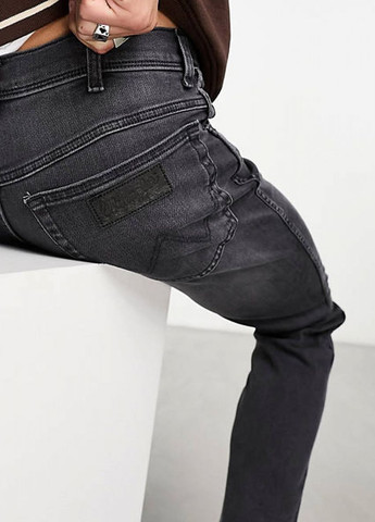 Темно-серые демисезонные джинси злегка завужені 130553713 Washed Black Wrangler