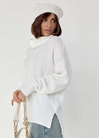 Молочный демисезонный женский свитер oversize с разрезами по бокам Lurex