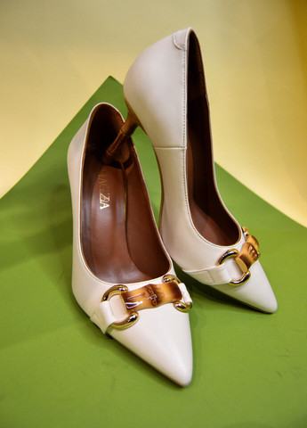 Белые женские туфли с брошкой на среднем каблуке турецкие - фото