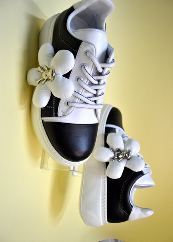 Черно-белые кеды женские кожаные с цветком и мишкой черно-белый Magza