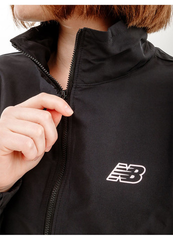 Черная демисезонная женская куртка new balanc sport woven черный New Balance