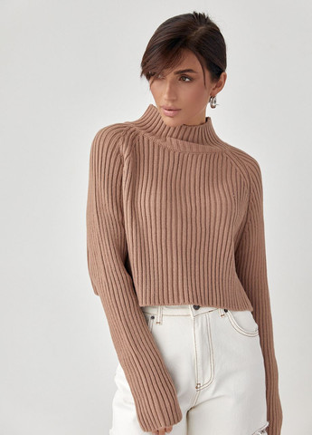 Светло-коричневый зимний короткий вязаный свитер в рубчик с рукавами-регланами Lurex