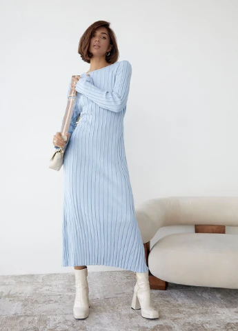Блакитна в'язана сукня міді в широкий рубчик Lurex