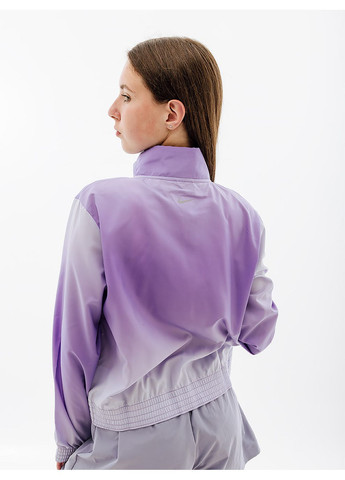 Фиолетовая демисезонная женская куртка w nk swsh run prnt jkt фиолетовый Nike