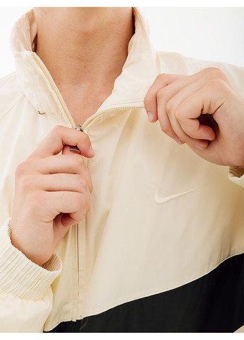 Бежевая демисезонная мужская куртка swoosh бежевый Nike