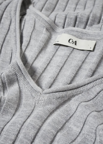 Серый демисезонный пуловер в рубчик C&A