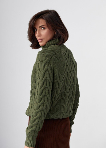 Оливковый (хаки) зимний женский свитер из крупной вязки в косичку Lurex