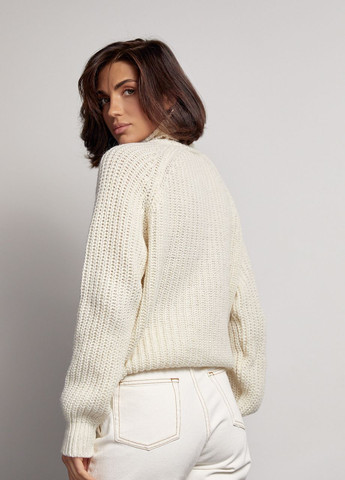 Молочный зимний женский свитер с рукавами-регланами Lurex
